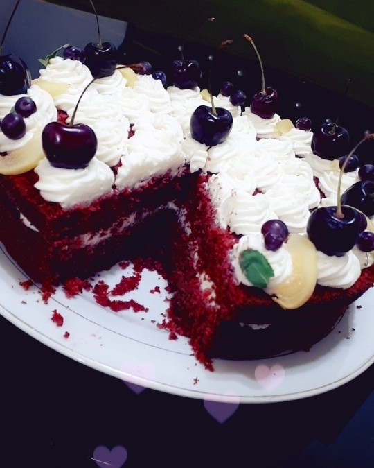کیک ردولوت با دمنوش گل محمدی و چای??☕