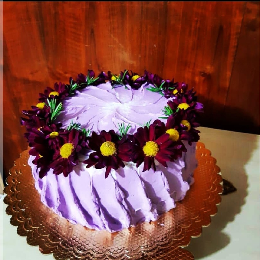 کیک تولد خامه ای مدرن