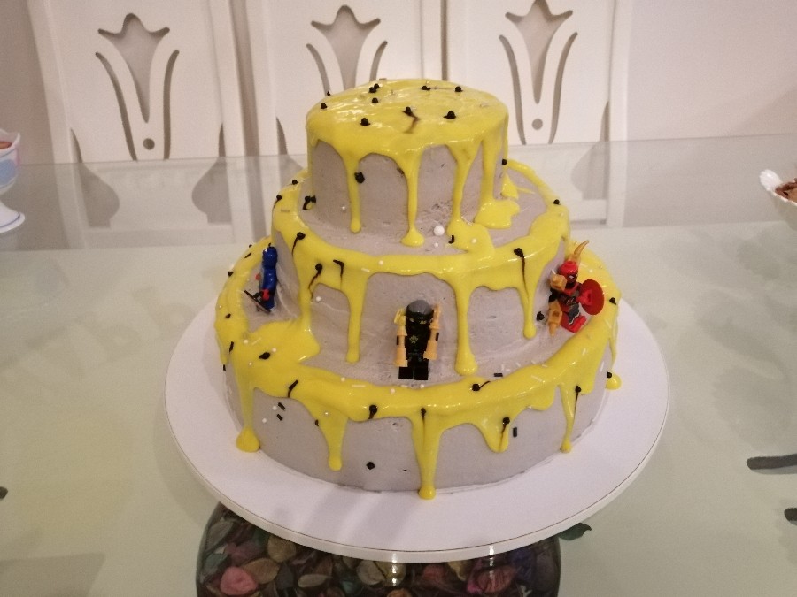 کیک سه طبقه با تم زرد و طوسی