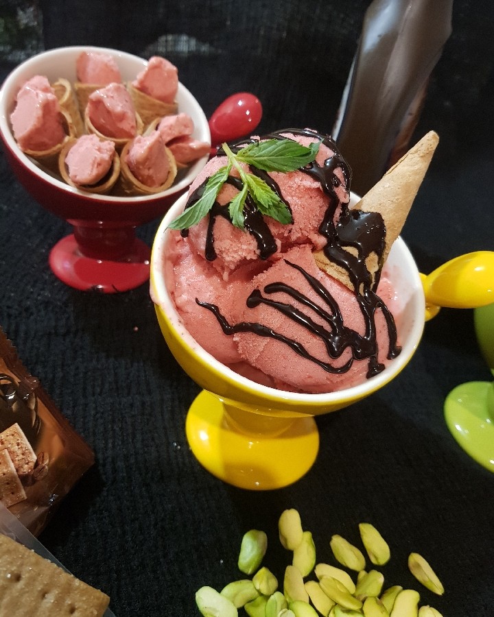 عکس بستنی توت فرنگی