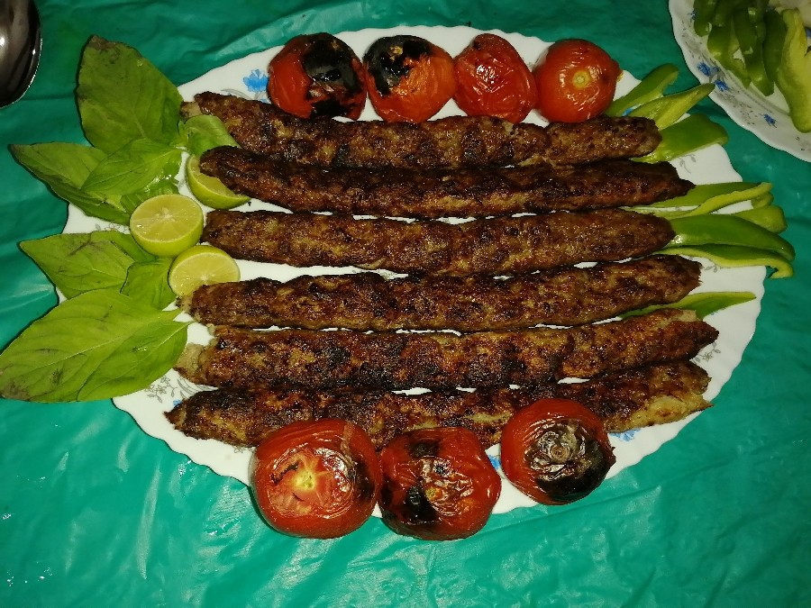 عکس شام امشب کوبیده گوشت و مرغ قاطی پاتی??