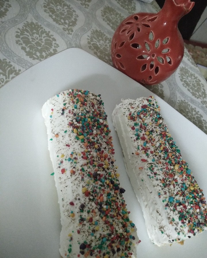 رولت خامه ایی با تزیین پودر قهوه و ترافل رنگی