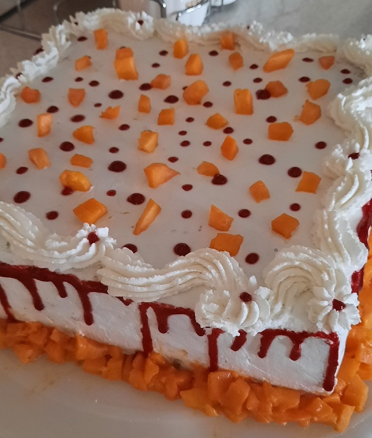 کیک با تزئین انبه و خامه ومارمالاد آلبالو