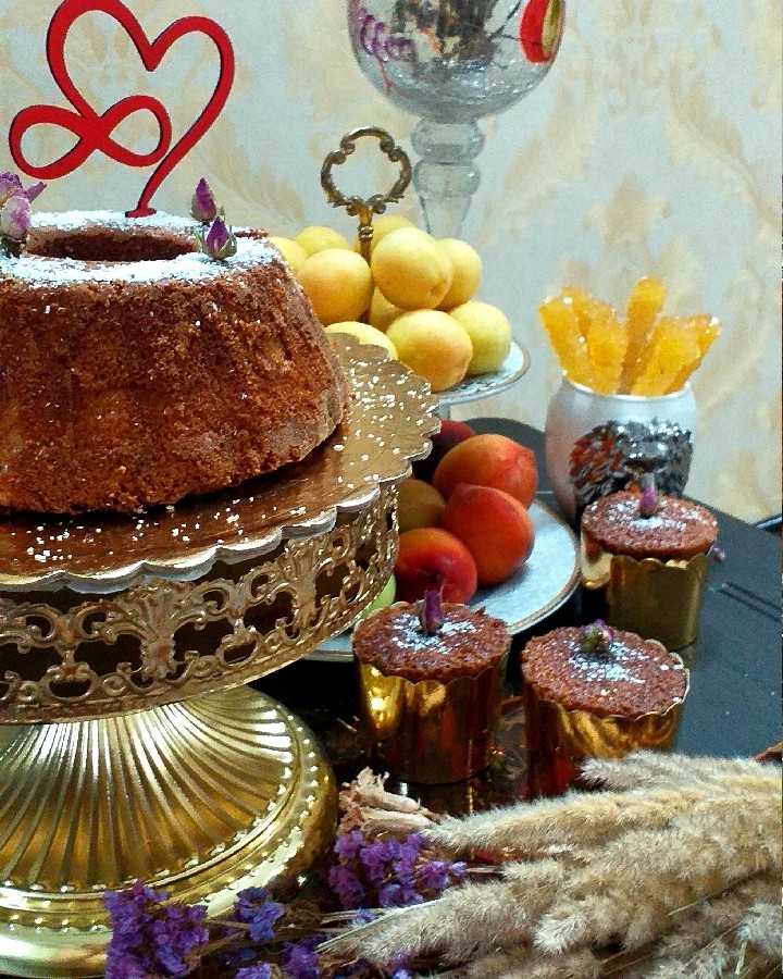 عکس روز ازدواج مبارک.کیک هل وگلاب زعفرونی