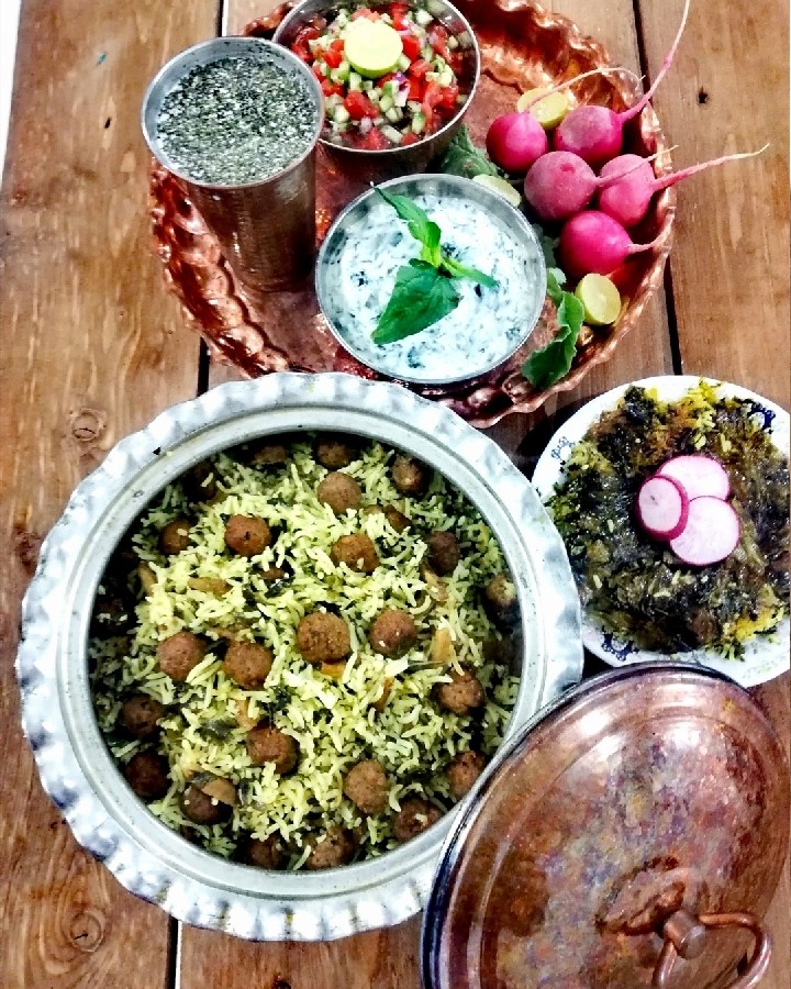 کلم پلو شیرازی با ته دیگ کاهو