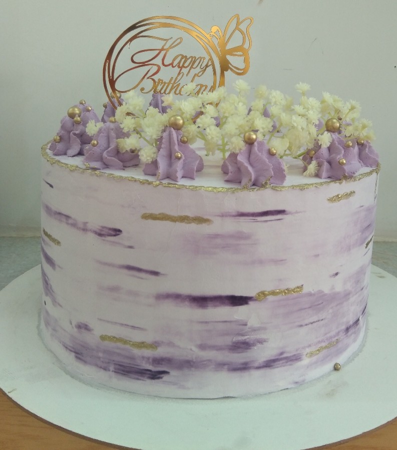 کیک خامه ای آبرنگی با گل مصنوعی