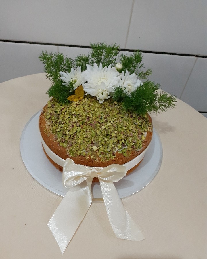 کیک هل وگلاب زعفرونی
باتزیین پسته وگل طبیعی

