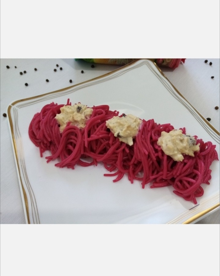 اسپاگتی با سس آلفردو
رنگ پاستا (پودر لبو) 