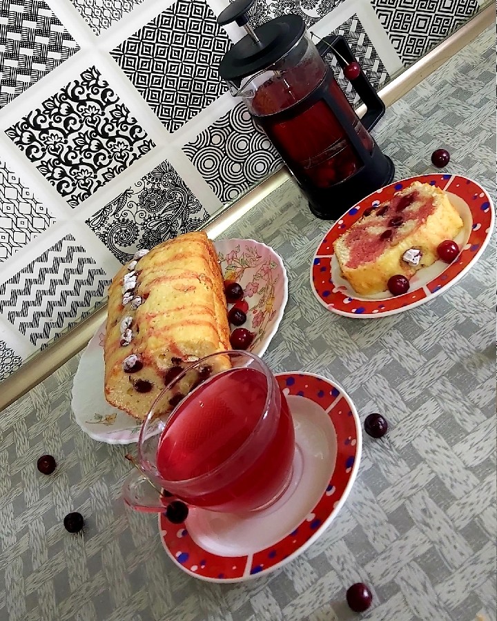 عکس کیک آلبالو و چایی آلبالو 