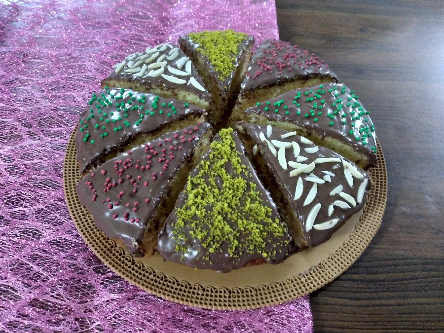 عکس کیک اسفنجی با تزیین ساده