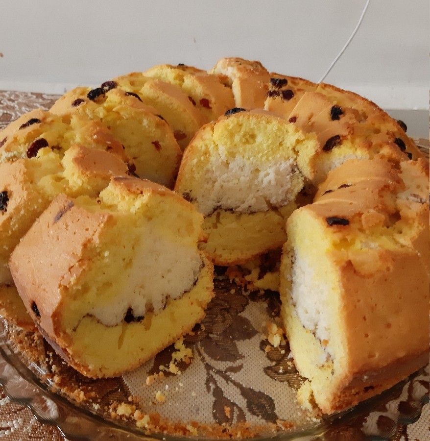 عکس کیک زعفرون با تزئین  کشمش