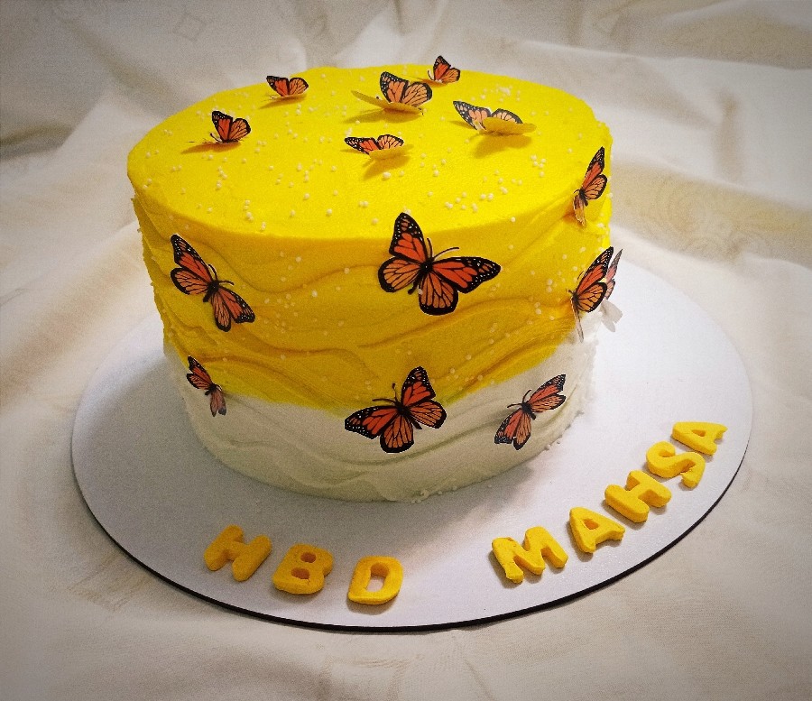 کیک تولد (کیک اسفنجی با کاور خامه) 
