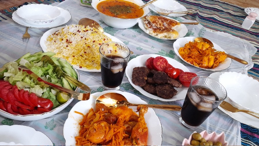 عکس خورشت مرغ و الو هویج و شامی