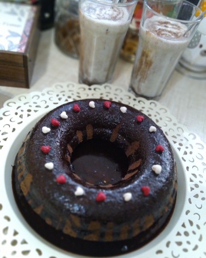 عکس کیک قهوه با سس شکلاتی