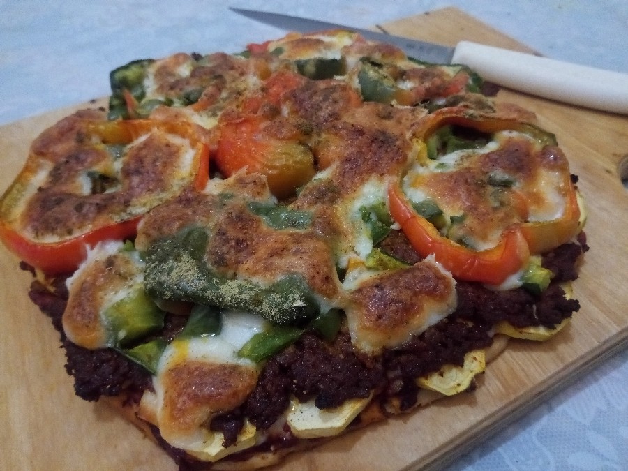 پیتزا گوشت و سبزیجات با خمیر جادویی