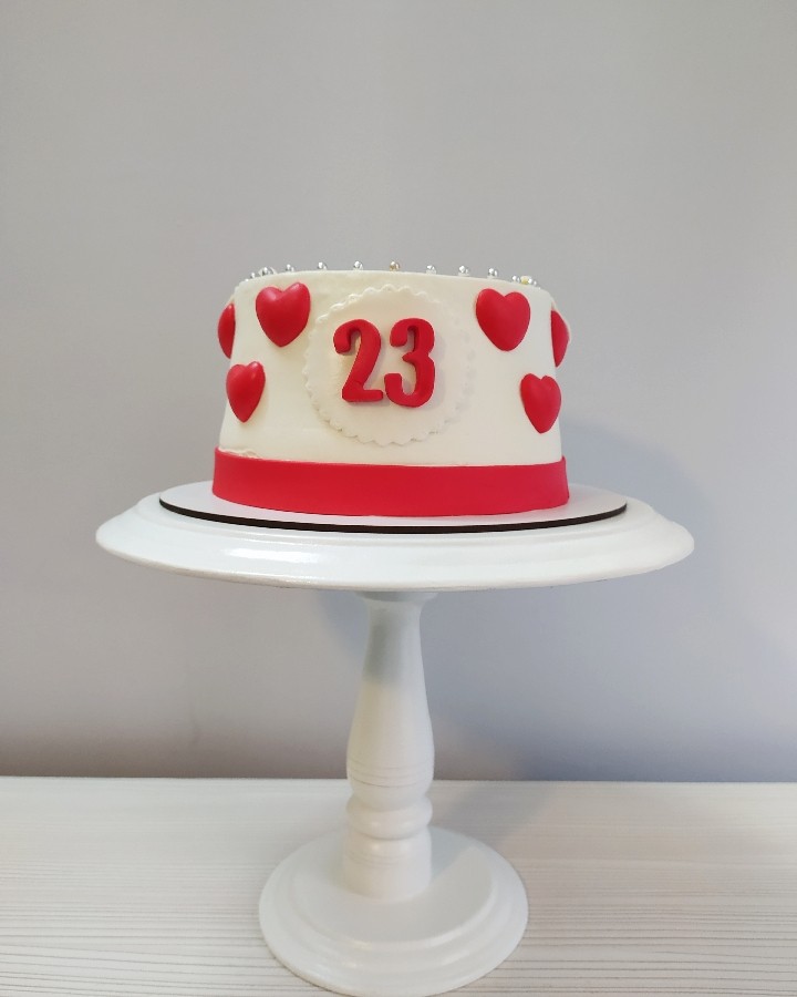 عکس #کیک#کیک_سفید_قرمز#کیک_ولنتاین#کیک_عاشقانه#کیک_سالگرد_ازدواج#کیک_قلبی#