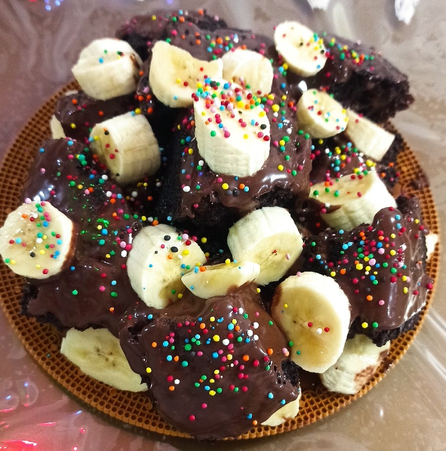عکس کیک خیس شکلاتی همراه با تکه های موز
