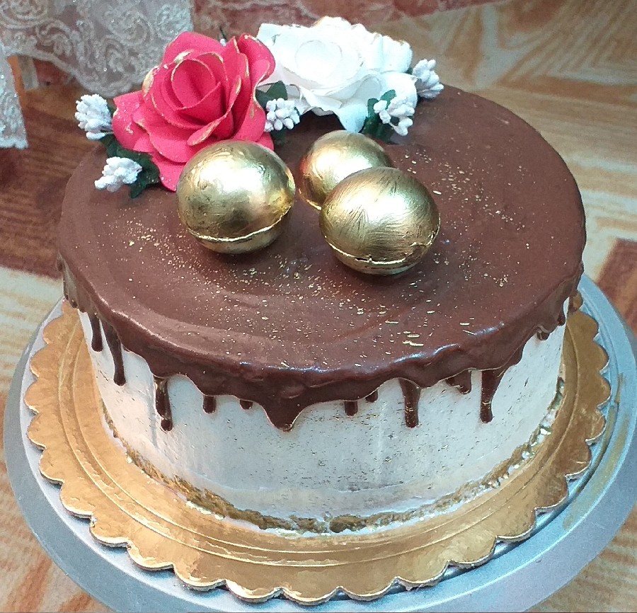 عکس سلام عزیزان.کیک سفارشی..بازم شکلاتی با تزیین گل مصنوعی‌  و گوی شکلاتی