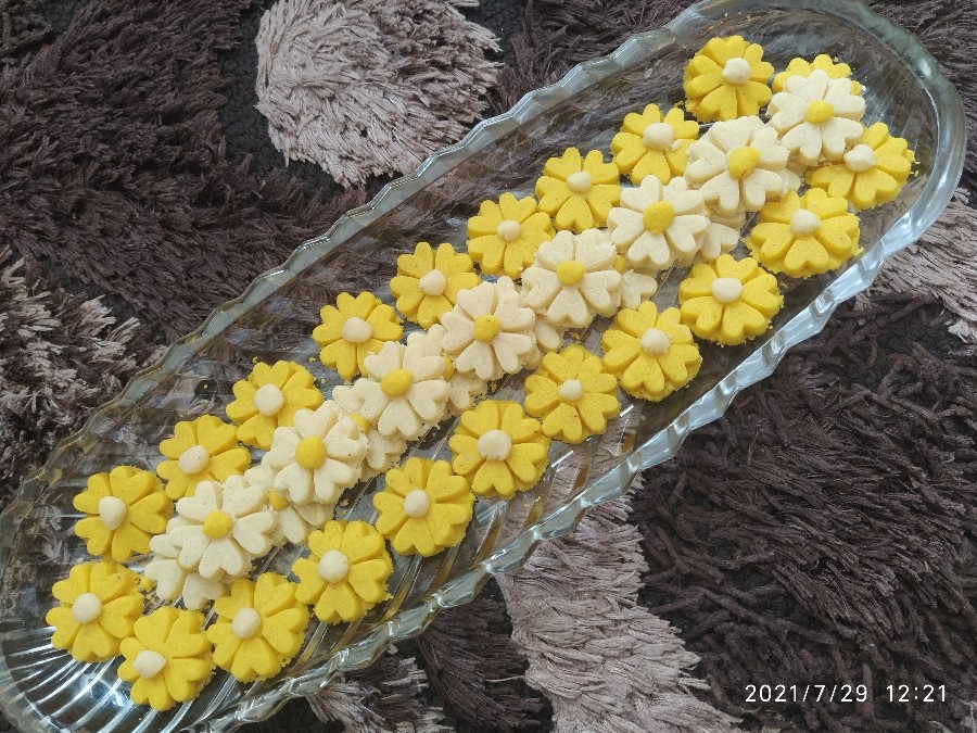 عکس شیرینی برنجی با قالب گل یاقوت 