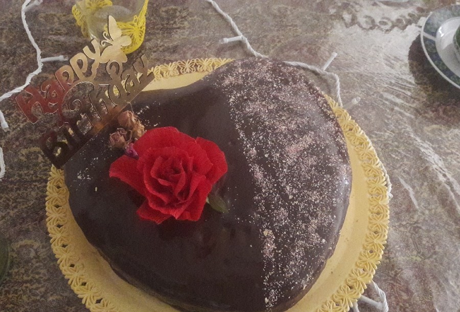 عکس کیک با روکش سس شکلاتی