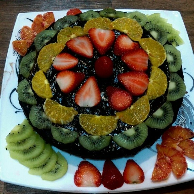 کیک شکلاتی با تزیین میوه