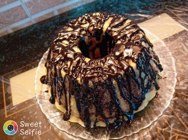 کیک وانیلی با شکلات آب شده 