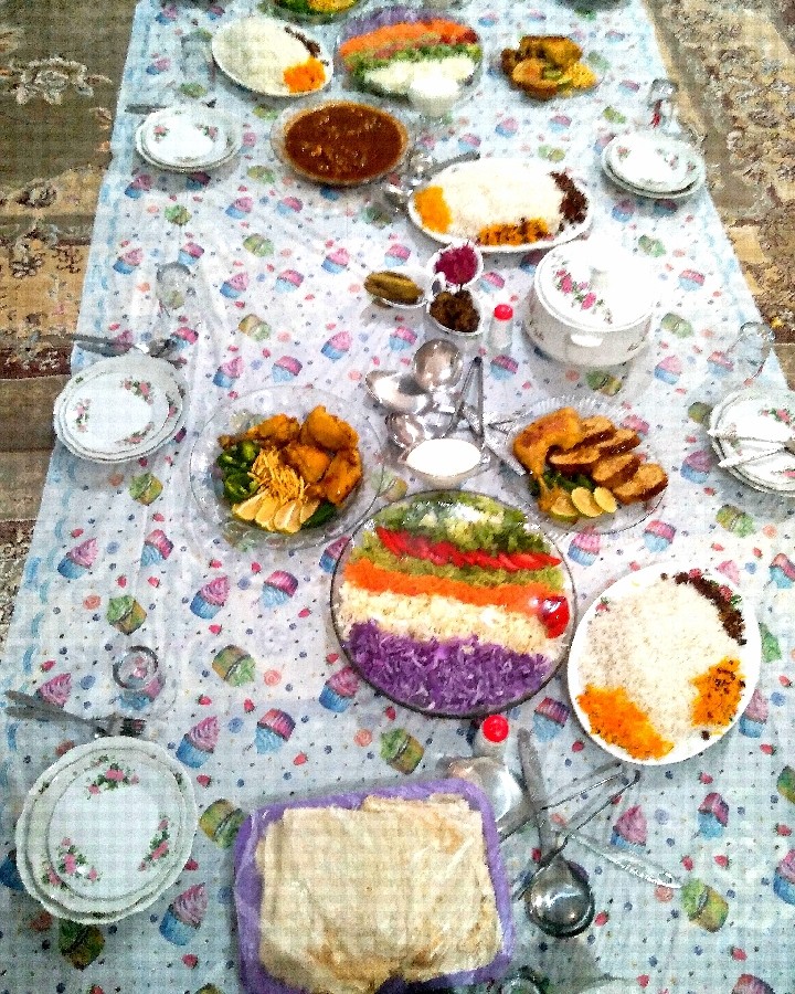 عکس رولت مرغ و گوشت مزه دار شده و سالاد فصل و خورشت کردی