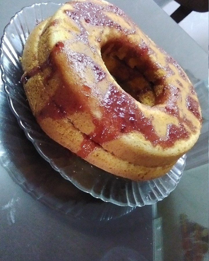 عکس کیک ساده با مربا توت فرنگی بسیار خوش مزه و عالی