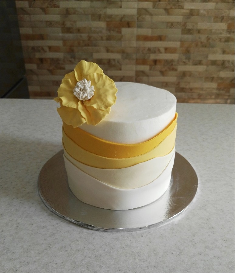 کیک تولد با تزئینات فوندانتی