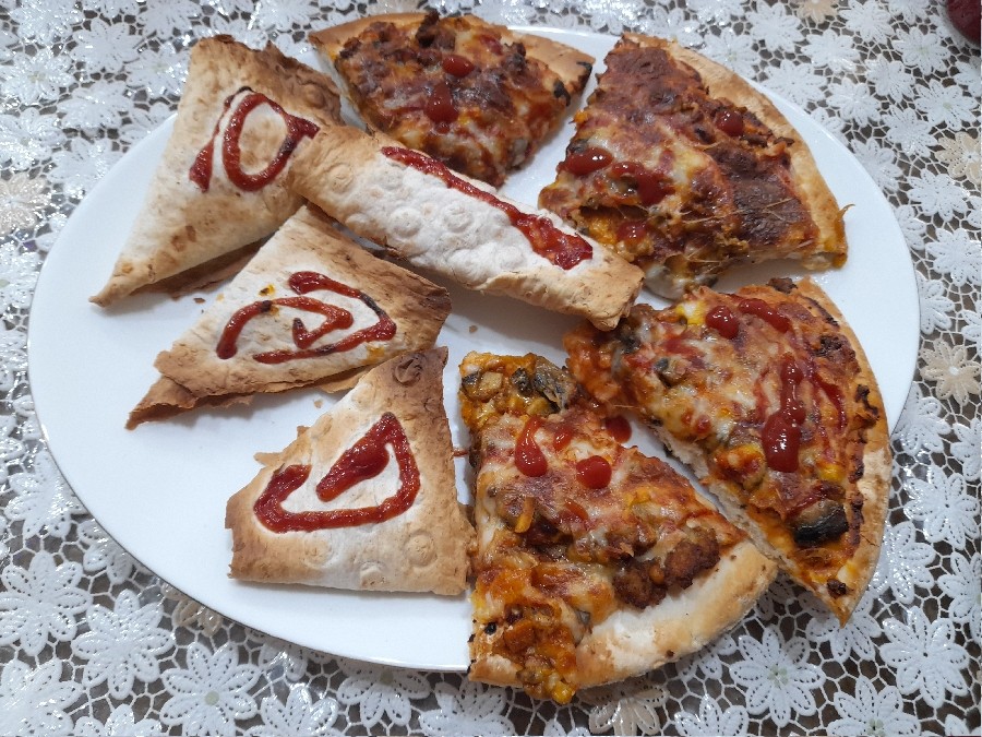 پیتزا و سمبوسه مرغ و قارچ