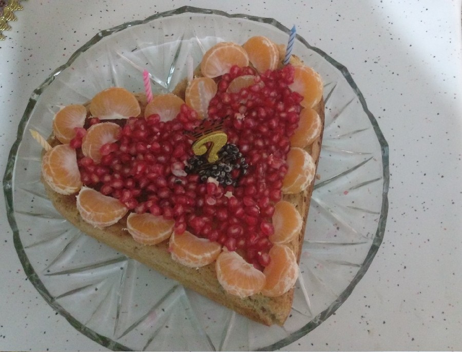 کیک اسفنجی 
با تزیین انار و نارنگی