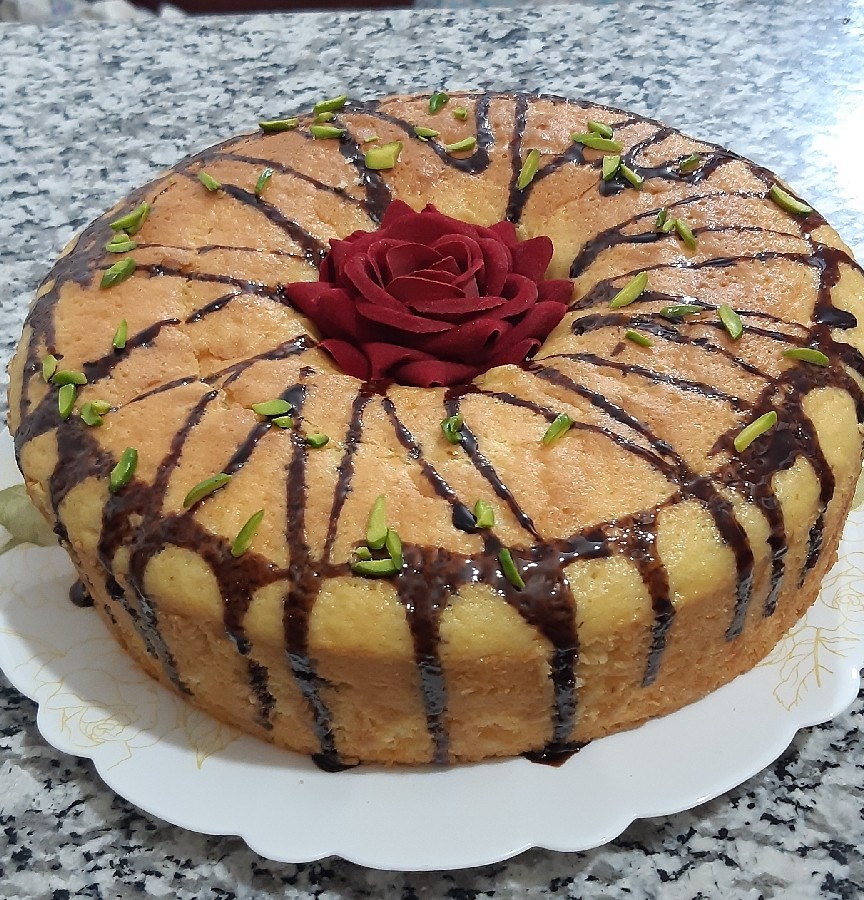 عکس کیک زعفران و گلاب