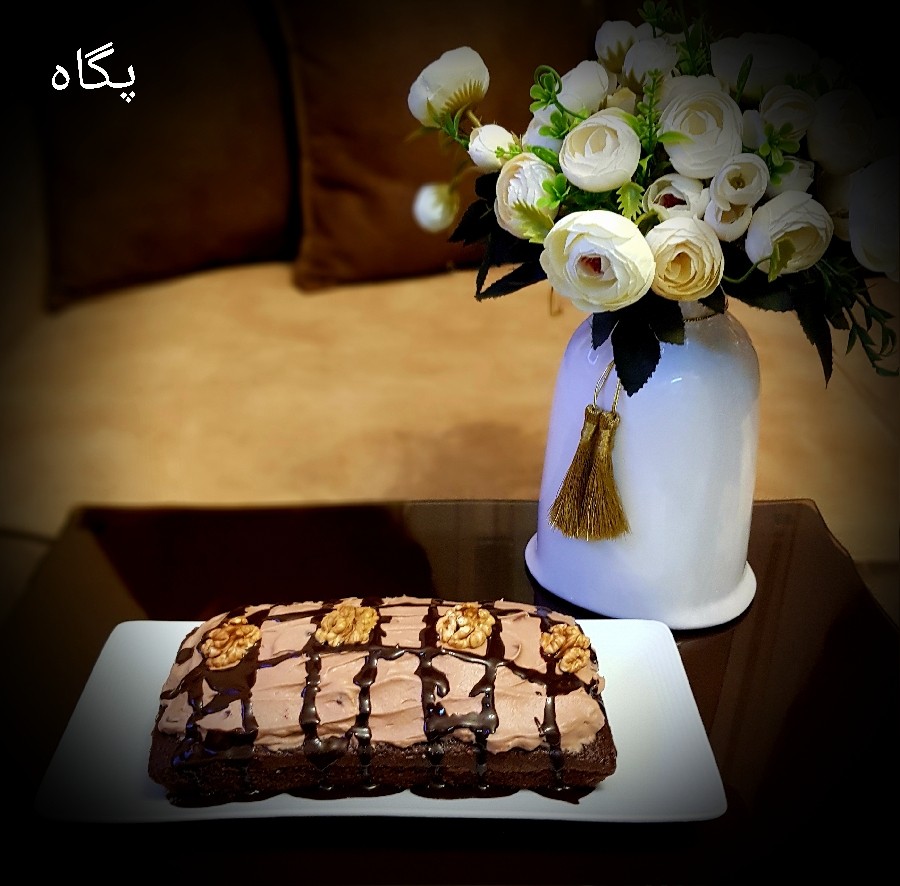عکس کیک شکلاتی با خامه شکلاتی مخلوط با انار 