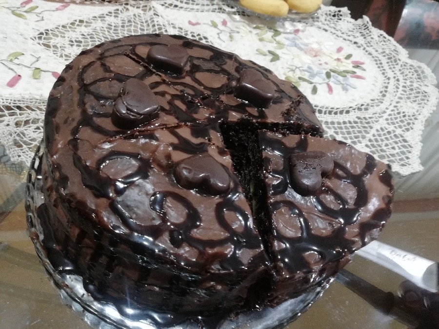 کیک شکلاتی با فیلینگ موز و شکلات❤
برای اولین بار خامه کشی کردم خیلی خوب و خوشمزه شده بود ٭٭٭♡♡