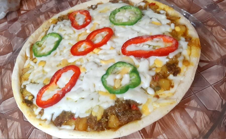 پیتزا مخلوط خونگی با تاپینگ پنیر پیتزا و پنیر پارمسان 