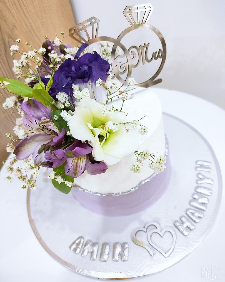 عکس  مینی کیک خاصمون با دیزاین گل طبیعی