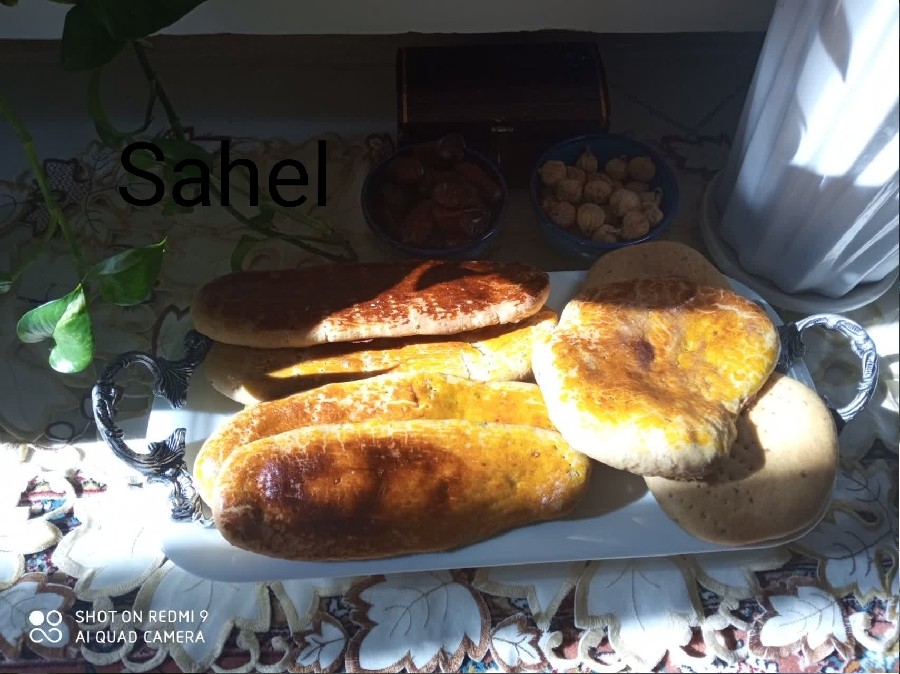عکس نان تازه از تنور دراومده کاره خودم ساحل درست شده از آرد سبوس دار وشیر وروغن دنبه و...