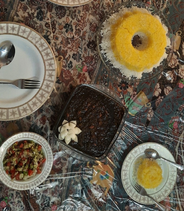 برنج و قورمه سبزی