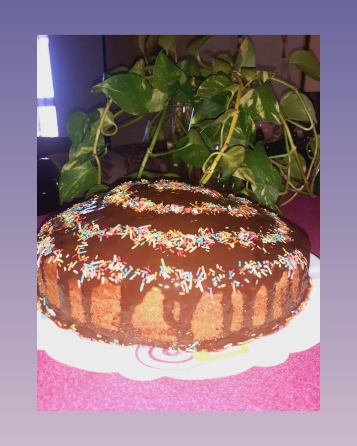 کیک اسفنجی با روکش شکلاتی 