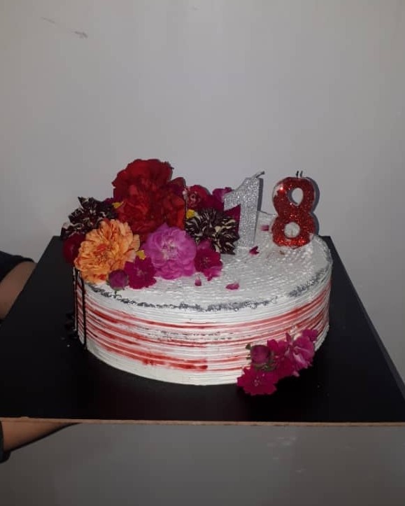 کیک تولد خامه ای باتزیین گل های طبیعی 