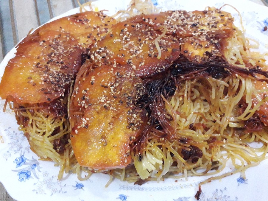عکس ماکارونی با ته دیگ سیب زمینی کنجدی