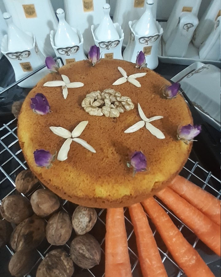 عکس کیک هویج وگردو باعطر خوش زعفران وگلاب