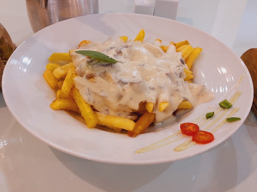 سیب زمینی سرخ کرده با سس آلفردو