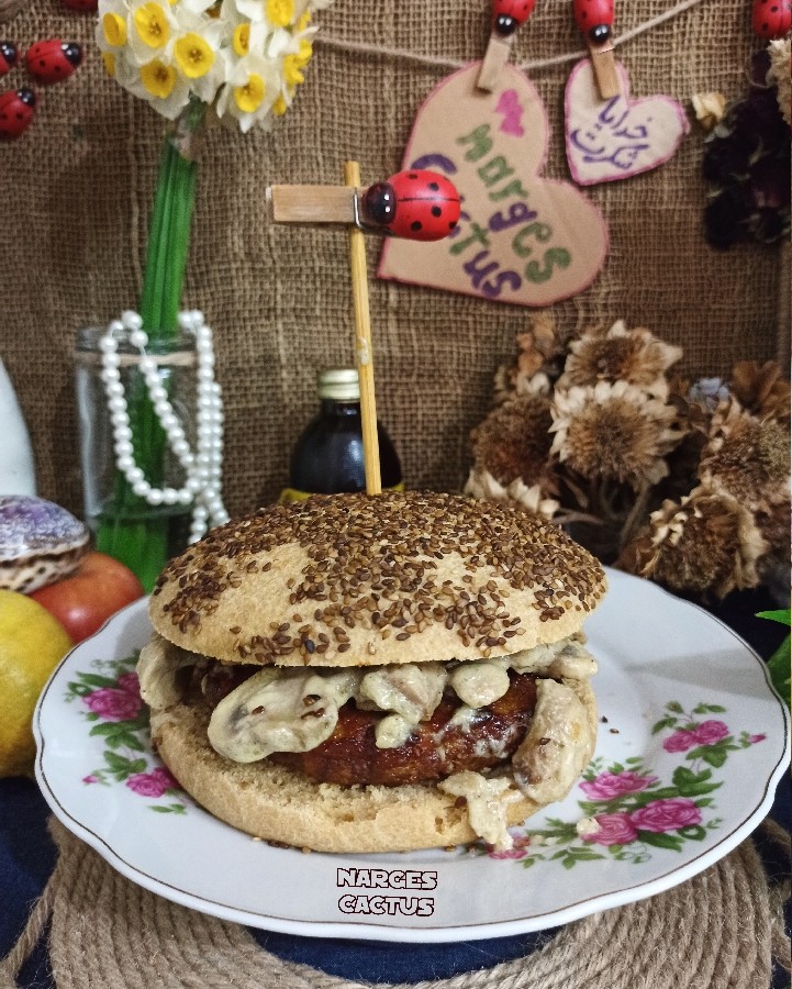 عکس ساندویچ همبرگر و قارچ