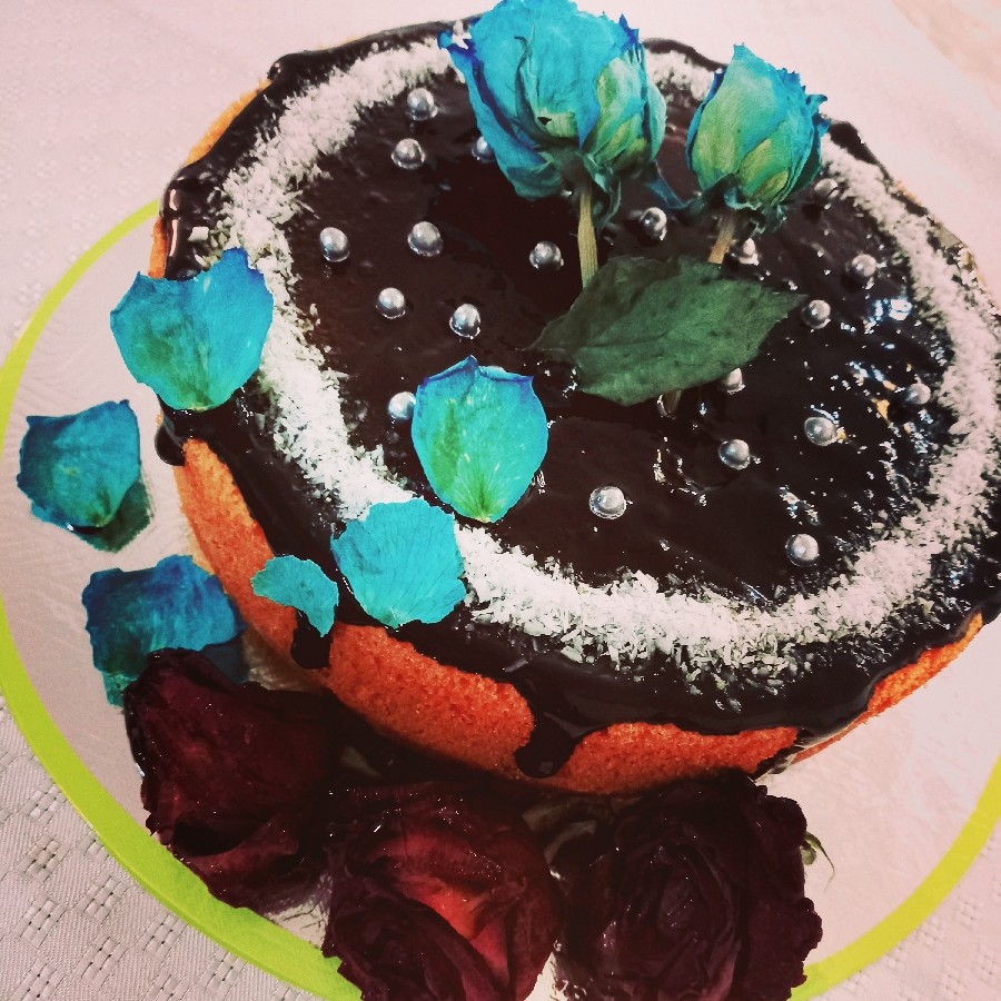عکس کیک وانیلی با تزیین بریلو شکلاتی و گل خشک?