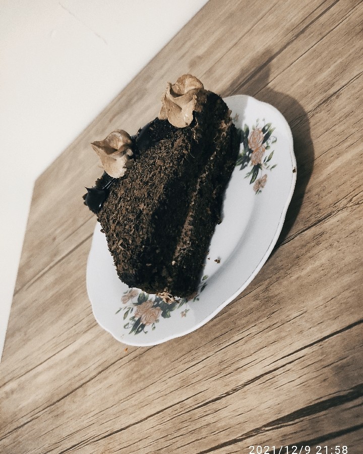 کیک خیس شکلاتی با رویه گاناش و فیلینگ خامه برا دختر گلی