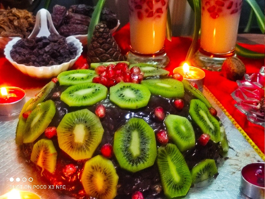 عکس کیک یخچالی سه سوته با رویه شکلات و میوه