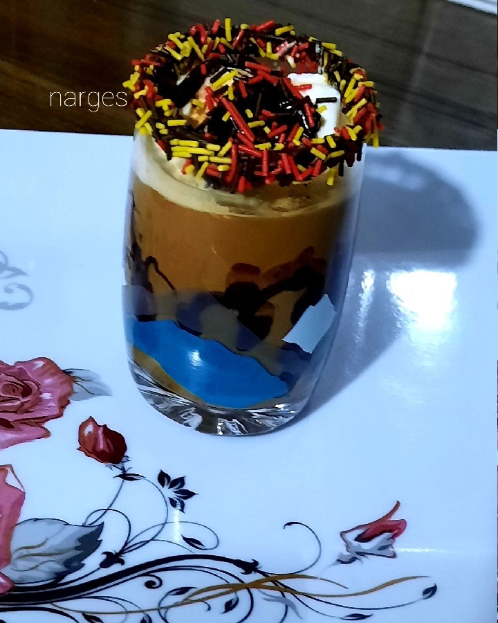 عکس کافه گلاسه من که با ترافل رنگی و سس شکلات اون رو تزیین کردم