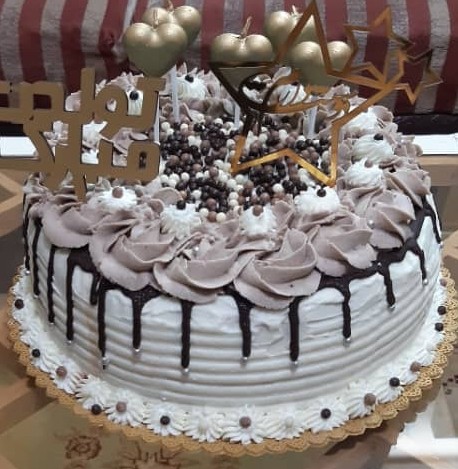 عکس کیک اسفنجی ‌(با روکش خامه و فیلینگ موز و گردو)