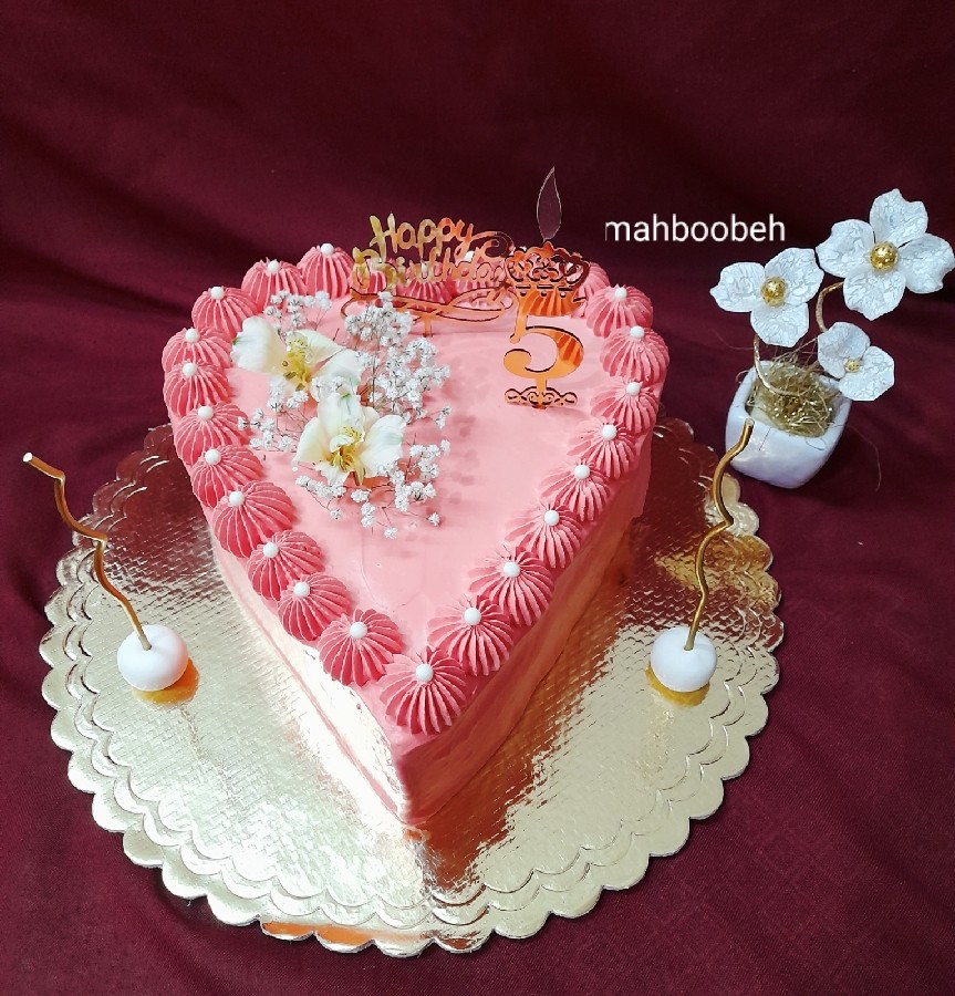 کیک اسفنجی قلبی با گل طبیعی
(کیک تولد دخترم) ❤ با دستور